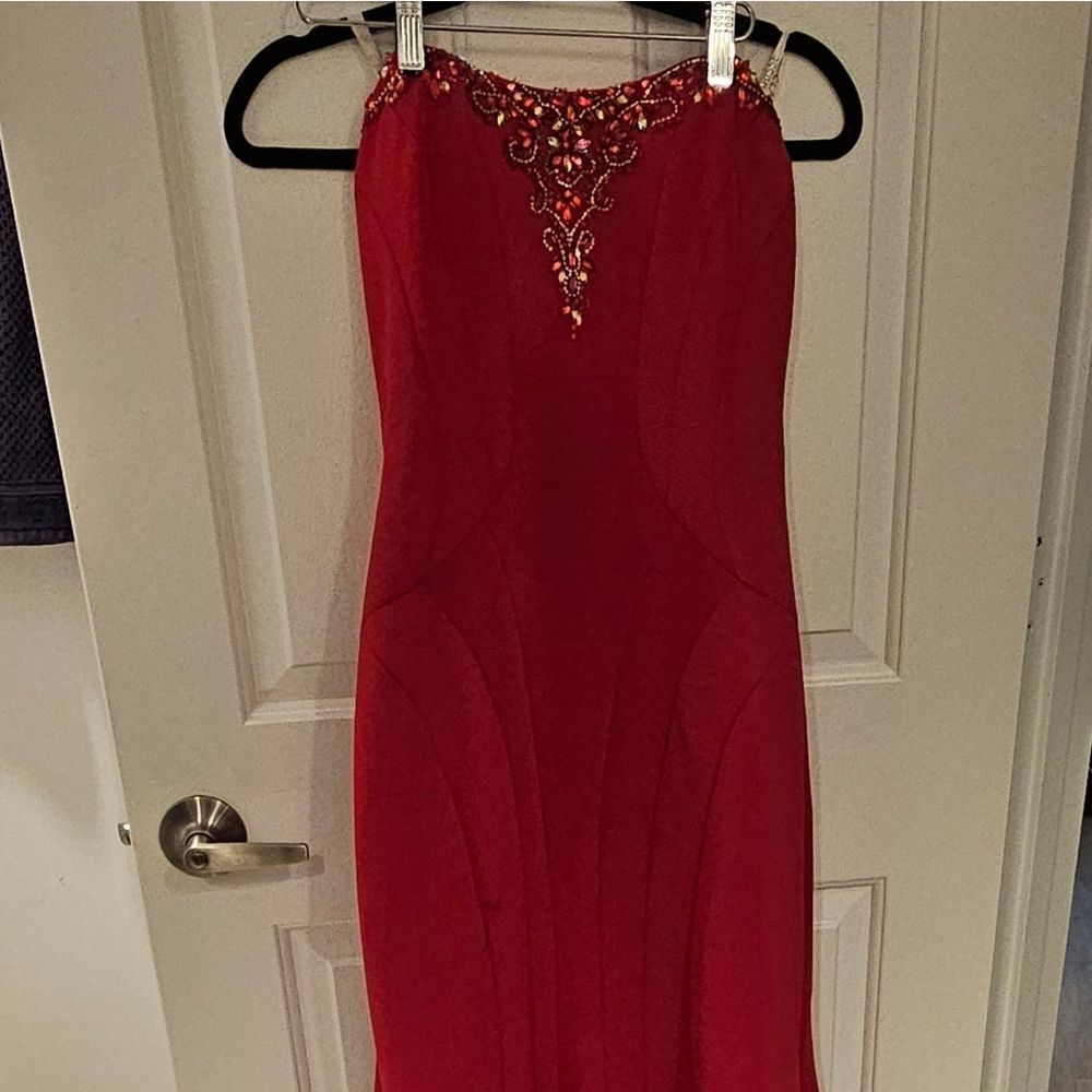 CLOSING CLOSET - SEND OFFERS!Elegant Red Strapless Evening Gown - Picture 4 of 4